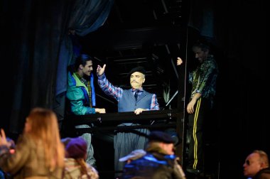 Şarkıcılar, 5 Nisan 2025 'te Madrid' deki Zarzuela Tiyatrosu 'nda sahnedeki EL BATEO operasının temsili sırasında konser verdiler.