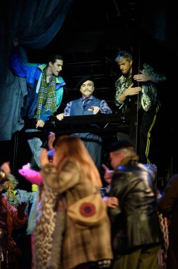 Şarkıcılar, 5 Nisan 2025 'te Madrid' deki Zarzuela Tiyatrosu 'nda sahnedeki EL BATEO operasının temsili sırasında konser verdiler.