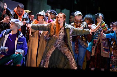 Şarkıcılar, 5 Nisan 2025 'te Madrid' deki Zarzuela Tiyatrosu 'nda sahnedeki EL BATEO operasının temsili sırasında konser verdiler.