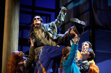 Şarkıcılar, 5 Nisan 2025 'te Madrid' deki Zarzuela Tiyatrosu 'nda sahnedeki EL BATEO operasının temsili sırasında konser verdiler.