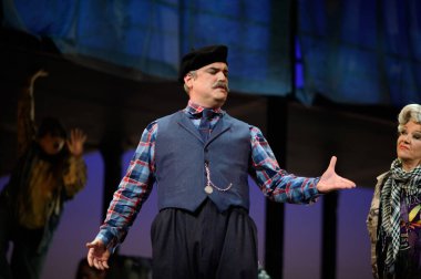 Şarkıcılar, 5 Nisan 2025 'te Madrid' deki Zarzuela Tiyatrosu 'nda sahnedeki EL BATEO operasının temsili sırasında konser verdiler.