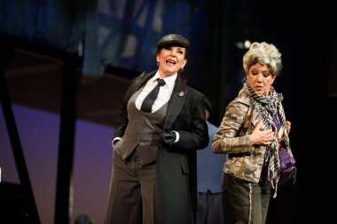 Şarkıcılar, 5 Nisan 2025 'te Madrid' deki Zarzuela Tiyatrosu 'nda sahnedeki EL BATEO operasının temsili sırasında konser verdiler.