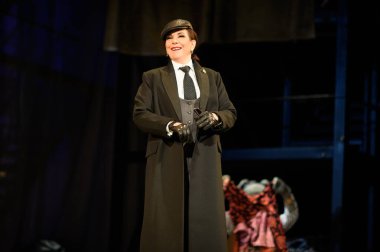 Şarkıcılar, 5 Nisan 2025 'te Madrid' deki Zarzuela Tiyatrosu 'nda sahnedeki EL BATEO operasının temsili sırasında konser verdiler.