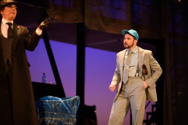 Şarkıcılar, 5 Nisan 2025 'te Madrid' deki Zarzuela Tiyatrosu 'nda sahnedeki EL BATEO operasının temsili sırasında konser verdiler.