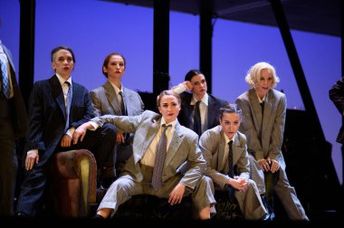 Şarkıcılar, 5 Nisan 2025 'te Madrid' deki Zarzuela Tiyatrosu 'nda sahnedeki EL BATEO operasının temsili sırasında konser verdiler.