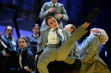 Şarkıcılar, 5 Nisan 2025 'te Madrid' deki Zarzuela Tiyatrosu 'nda sahnedeki EL BATEO operasının temsili sırasında konser verdiler.