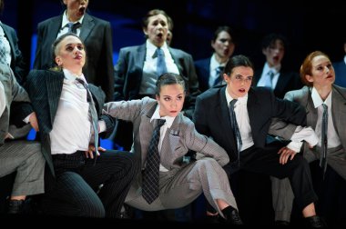 Şarkıcılar, 5 Nisan 2025 'te Madrid' deki Zarzuela Tiyatrosu 'nda sahnedeki EL BATEO operasının temsili sırasında konser verdiler.