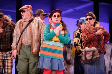 Şarkıcılar, 5 Nisan 2025 'te Madrid' deki Zarzuela Tiyatrosu 'nda sahnedeki EL BATEO operasının temsili sırasında konser verdiler.