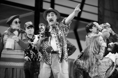 Şarkıcılar, 5 Nisan 2025 'te Madrid' deki Zarzuela Tiyatrosu 'nda sahnedeki EL BATEO operasının temsili sırasında konser verdiler.