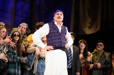 Şarkıcılar, 5 Nisan 2025 'te Madrid' deki Zarzuela Tiyatrosu 'nda sahnedeki EL BATEO operasının temsili sırasında konser verdiler.