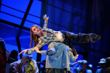 Şarkıcılar, 5 Nisan 2025 'te Madrid' deki Zarzuela Tiyatrosu 'nda sahnedeki EL BATEO operasının temsili sırasında konser verdiler.