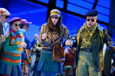 Şarkıcılar, 5 Nisan 2025 'te Madrid' deki Zarzuela Tiyatrosu 'nda sahnedeki EL BATEO operasının temsili sırasında konser verdiler.