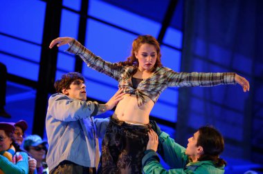 Şarkıcılar, 5 Nisan 2025 'te Madrid' deki Zarzuela Tiyatrosu 'nda sahnedeki EL BATEO operasının temsili sırasında konser verdiler.