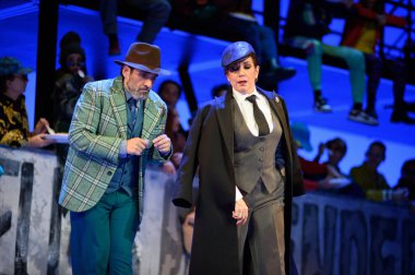 Şarkıcılar, 5 Nisan 2025 'te Madrid' deki Zarzuela Tiyatrosu 'nda sahnedeki EL BATEO operasının temsili sırasında konser verdiler.