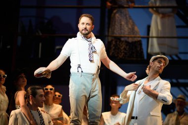 Şarkıcılar Los Angeles REVOLTOSA operasının temsili sırasında 5 Nisan 2025 'te Madrid' deki Zarzuela Tiyatrosu 'nda sahne almışlardır.