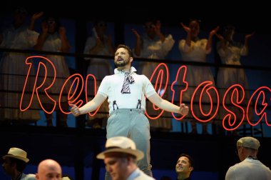 Şarkıcılar Los Angeles REVOLTOSA operasının temsili sırasında 5 Nisan 2025 'te Madrid' deki Zarzuela Tiyatrosu 'nda sahne almışlardır.