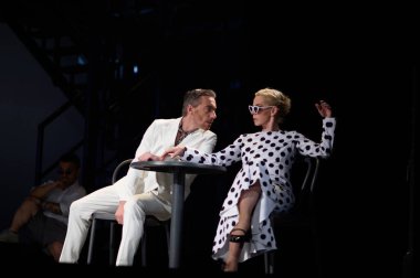 Şarkıcılar Los Angeles REVOLTOSA operasının temsili sırasında 5 Nisan 2025 'te Madrid' deki Zarzuela Tiyatrosu 'nda sahne almışlardır.