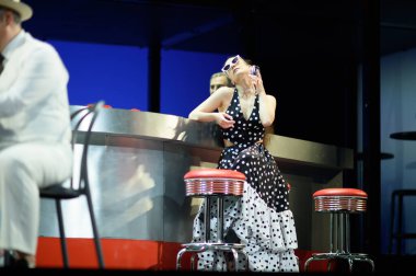 Şarkıcılar Los Angeles REVOLTOSA operasının temsili sırasında 5 Nisan 2025 'te Madrid' deki Zarzuela Tiyatrosu 'nda sahne almışlardır.