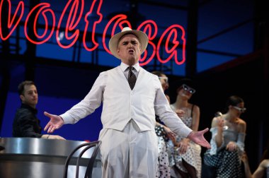 Şarkıcılar Los Angeles REVOLTOSA operasının temsili sırasında 5 Nisan 2025 'te Madrid' deki Zarzuela Tiyatrosu 'nda sahne almışlardır.