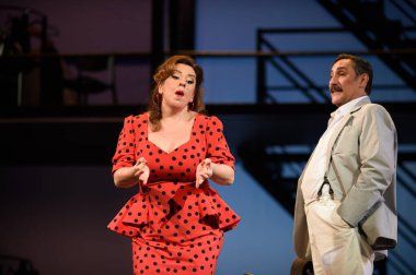 Şarkıcılar Los Angeles REVOLTOSA operasının temsili sırasında 5 Nisan 2025 'te Madrid' deki Zarzuela Tiyatrosu 'nda sahne almışlardır.