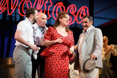 Şarkıcılar Los Angeles REVOLTOSA operasının temsili sırasında 5 Nisan 2025 'te Madrid' deki Zarzuela Tiyatrosu 'nda sahne almışlardır.