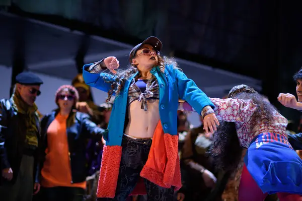 Şarkıcılar, 5 Nisan 2025 'te Madrid' deki Zarzuela Tiyatrosu 'nda sahnedeki EL BATEO operasının temsili sırasında konser verdiler.