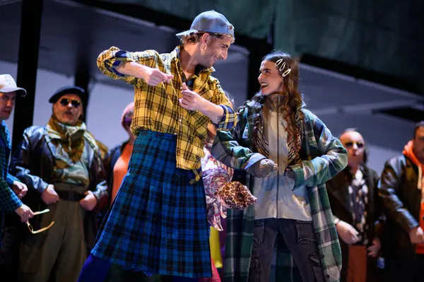 Şarkıcılar, 5 Nisan 2025 'te Madrid' deki Zarzuela Tiyatrosu 'nda sahnedeki EL BATEO operasının temsili sırasında konser verdiler.