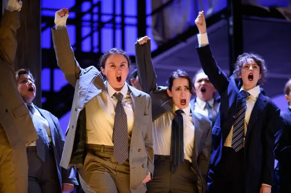 Şarkıcılar, 5 Nisan 2025 'te Madrid' deki Zarzuela Tiyatrosu 'nda sahnedeki EL BATEO operasının temsili sırasında konser verdiler.