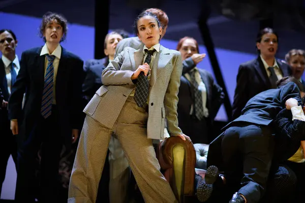 Şarkıcılar, 5 Nisan 2025 'te Madrid' deki Zarzuela Tiyatrosu 'nda sahnedeki EL BATEO operasının temsili sırasında konser verdiler.