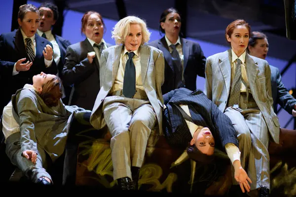 Şarkıcılar, 5 Nisan 2025 'te Madrid' deki Zarzuela Tiyatrosu 'nda sahnedeki EL BATEO operasının temsili sırasında konser verdiler.