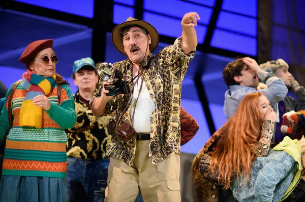 Şarkıcılar, 5 Nisan 2025 'te Madrid' deki Zarzuela Tiyatrosu 'nda sahnedeki EL BATEO operasının temsili sırasında konser verdiler.