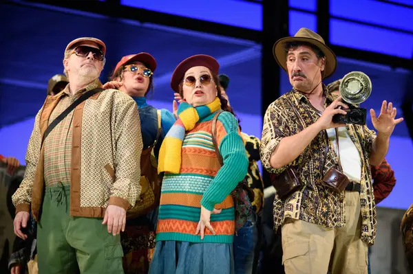 Şarkıcılar, 5 Nisan 2025 'te Madrid' deki Zarzuela Tiyatrosu 'nda sahnedeki EL BATEO operasının temsili sırasında konser verdiler.