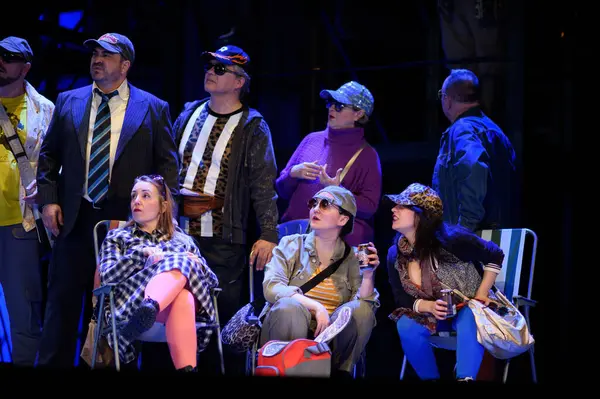 Şarkıcılar, 5 Nisan 2025 'te Madrid' deki Zarzuela Tiyatrosu 'nda sahnedeki EL BATEO operasının temsili sırasında konser verdiler.