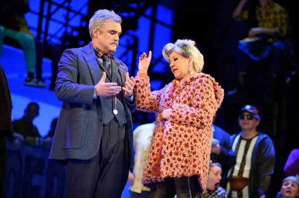 Şarkıcılar, 5 Nisan 2025 'te Madrid' deki Zarzuela Tiyatrosu 'nda sahnedeki EL BATEO operasının temsili sırasında konser verdiler.