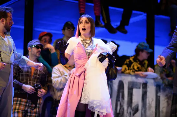 Şarkıcılar, 5 Nisan 2025 'te Madrid' deki Zarzuela Tiyatrosu 'nda sahnedeki EL BATEO operasının temsili sırasında konser verdiler.