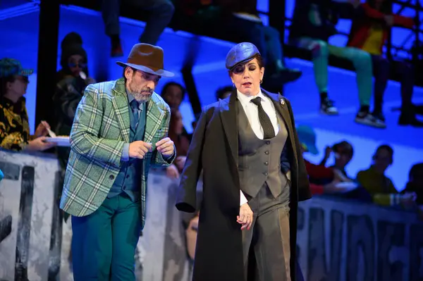 Şarkıcılar, 5 Nisan 2025 'te Madrid' deki Zarzuela Tiyatrosu 'nda sahnedeki EL BATEO operasının temsili sırasında konser verdiler.