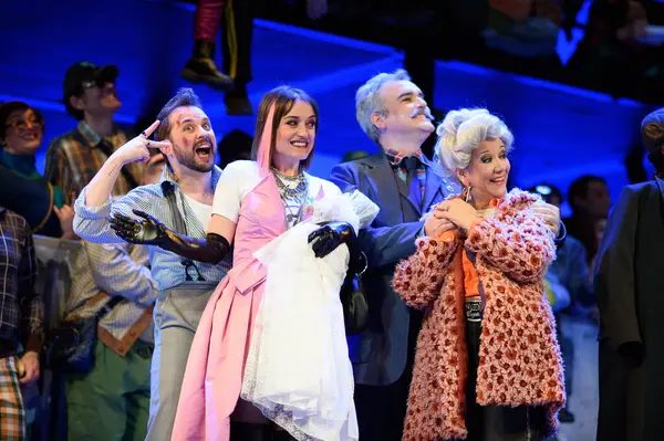 Şarkıcılar, 5 Nisan 2025 'te Madrid' deki Zarzuela Tiyatrosu 'nda sahnedeki EL BATEO operasının temsili sırasında konser verdiler.