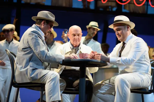 Şarkıcılar Los Angeles REVOLTOSA operasının temsili sırasında 5 Nisan 2025 'te Madrid' deki Zarzuela Tiyatrosu 'nda sahne almışlardır.