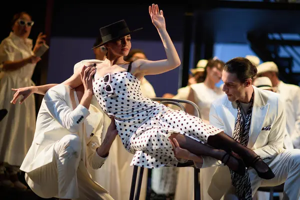 Şarkıcılar Los Angeles REVOLTOSA operasının temsili sırasında 5 Nisan 2025 'te Madrid' deki Zarzuela Tiyatrosu 'nda sahne almışlardır.