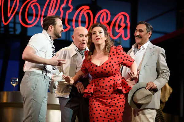 Şarkıcılar Los Angeles REVOLTOSA operasının temsili sırasında 5 Nisan 2025 'te Madrid' deki Zarzuela Tiyatrosu 'nda sahne almışlardır.