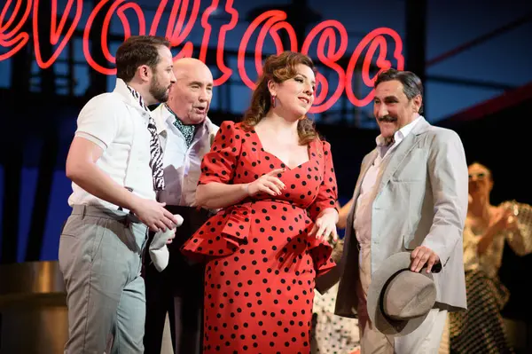 Şarkıcılar Los Angeles REVOLTOSA operasının temsili sırasında 5 Nisan 2025 'te Madrid' deki Zarzuela Tiyatrosu 'nda sahne almışlardır.