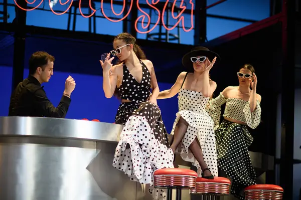 Şarkıcılar Los Angeles REVOLTOSA operasının temsili sırasında 5 Nisan 2025 'te Madrid' deki Zarzuela Tiyatrosu 'nda sahne almışlardır.