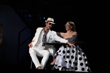 Şarkıcılar Los Angeles REVOLTOSA operasının temsili sırasında 5 Nisan 2025 'te Madrid' deki Zarzuela Tiyatrosu 'nda sahne almışlardır.