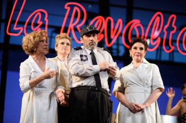 Şarkıcılar Los Angeles REVOLTOSA operasının temsili sırasında 5 Nisan 2025 'te Madrid' deki Zarzuela Tiyatrosu 'nda sahne almışlardır.