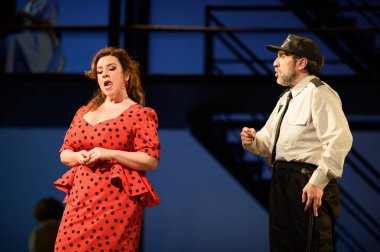 Şarkıcılar Los Angeles REVOLTOSA operasının temsili sırasında 5 Nisan 2025 'te Madrid' deki Zarzuela Tiyatrosu 'nda sahne almışlardır.