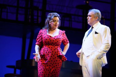 Şarkıcılar Los Angeles REVOLTOSA operasının temsili sırasında 5 Nisan 2025 'te Madrid' deki Zarzuela Tiyatrosu 'nda sahne almışlardır.