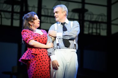 Şarkıcılar Los Angeles REVOLTOSA operasının temsili sırasında 5 Nisan 2025 'te Madrid' deki Zarzuela Tiyatrosu 'nda sahne almışlardır.