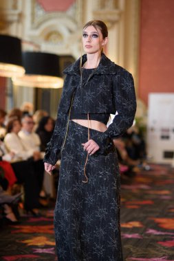 Madrid Moda Haftası sırasında İspanya 'nın Casino de Madrid' de düzenlenen PASARELA ESPANOLA 'dan kreasyonlar sergilenmektedir.