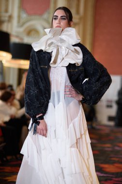 Madrid Moda Haftası sırasında İspanya 'nın Casino de Madrid' de düzenlenen PASARELA ESPANOLA 'dan kreasyonlar sergilenmektedir.