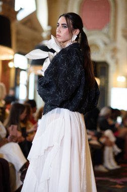 Madrid Moda Haftası sırasında İspanya 'nın Casino de Madrid' de düzenlenen PASARELA ESPANOLA 'dan kreasyonlar sergilenmektedir.